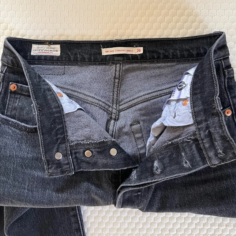 Women’s Levi’s Ribcage Straight Ankle. Black denim. Size 26 - Picture 4 of 5